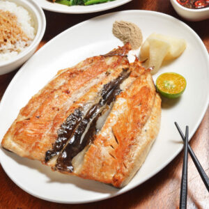 Fried,Milkfish,Belly,On,White,Plate