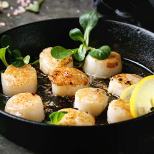 Fried,Scallops,With,Butter,Lemon,Spicy,Sauce,In,Cast-iron,Pan
